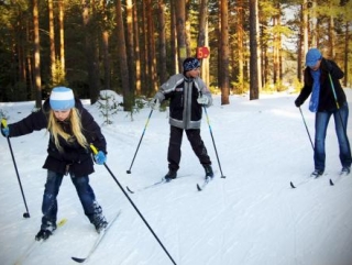 Если на дворе зима, снег скрипит под ногами, то так приятно бывает прокатиться по лесу на лыжах. Лыжи – это такое не с чем несравнимое ощущение свободы. И так хочется научить своего малыша кататься на лыжах, чтоб он тоже участвовал в семейных прогулках, дышал свежим морозным воздухом. Что может понадобиться на лыжной прогулке родителям и детям? Во-первых, кататься на лыжах в шубе или в пуховике не очень то и удобно. У некоторых детей на лыжах очень мерзнут ноги, значит, им нужны ботинки на размер больше, чтобы можно было пододеть теплые носки. Если же Ваш ребеночек уже хорошо катается, не одевайте его слишком тепло, и пусть у него будет возможность на ходу регулировать свою одежду. Лучше надеть два тоненьких джемпера и ветровку. В куртке слишком жарко, а без нее продувает - это тоже неправильно, так что ветровка от этого защитит. Следующим этапом подготовки нужно выбрать маршрут, таким образом, чтобы идти по хорошей лыжне, и по красивым местам, запланируйте несколько вариантов, чтобы вы могли покататься подольше. Обязательно возьмете с собой рюкзак, в котором будут запасные теплые варежки, шерстяные носки, пластырь, и небольшое количество пищи, чтоб перекусить. И самое главное, это творческая составляющая нашего пути, детям не очень интересно бегать по кругу, так что придумайте какую-то цель для вашей прогулки. Например, поискать какой-нибудь клад, или поиграть во что-нибудь. Можно развесить по лесу кормушки для птиц, и совершать обход этих кормушек - досыпать зернышки и наблюдать за лесными жителями. Можно также фотографировать или просто запоминать красивые места и птиц на ветвях деревьев. Если детей несколько, вы можете устроить соревнование или эстафету, полосу препятствий на лыжах. Кроме этого, вы можете вместе с детьми зайти на лыжах подальше от дома и там построить снежный дом или снежный лабиринт, снеговика или крепость, а в следующий раз пойдете посмотреть, уцелело ли Ваше произведение искусства. Теперь Вы знаете, как подготовится к прогулке на лыжах с детьми, чтоб им эта прогулка запомнилась надолго. В добрый путь!